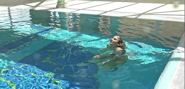  Hot US blondie Lindsey Cruz swims naked in the pool